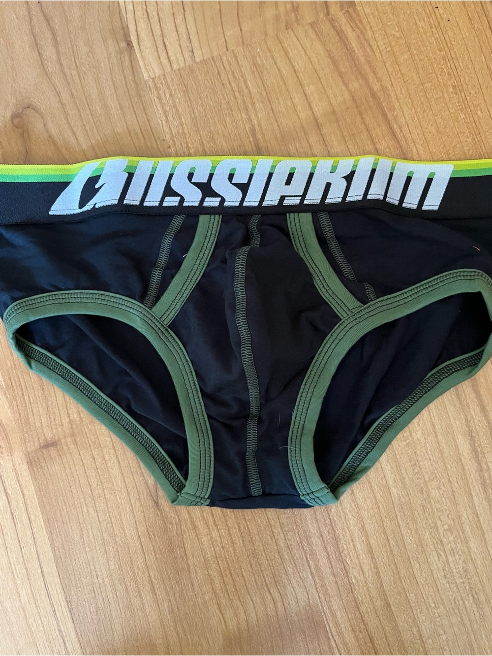 Aussiebum Black & Green Iguana Men's Briefs - Logo Waistband